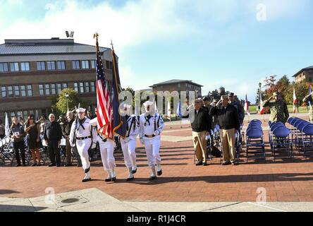 EVERETT, Washington (Sept. 27, 2018) Mitglieder der Naval Station Everett (NSE) Color Guard präsentieren die Farben bei einem Glocken über Amerika Zeremonie bei NSE. Glocken in ganz Amerika ist eine jährliche Gedenkveranstaltung zum Gedenken an die Beiträge, Verpflichtungen und Opfer gefallen Service Mitglieder innerhalb der Navy gemacht wurde. Stockfoto