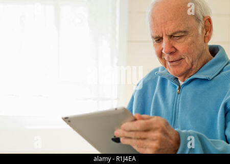 Ältere Menschen mit einem digitalen Tablet. Stockfoto