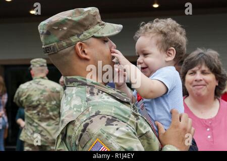 Sgt. Jared Montgomery verbringt Zeit mit seinem Sohn nach dem Aufruf von Pflicht Zeremonie für die Soldaten der 1. Bataillon, 174 Air Defense Artillery Regiment, Sept. 26, 2018 in Cincinnati. Mitglieder sind die Bereitstellung für die National Capital Region in Washington, D.C. für die Heimatverteidigung Mission gibt, einschließlich der Verwendung von Radar, Ground Based Air Defence Systems und Kommunikationseinrichtungen personelle Unterstützung zur Verfügung zu stellen. Stockfoto