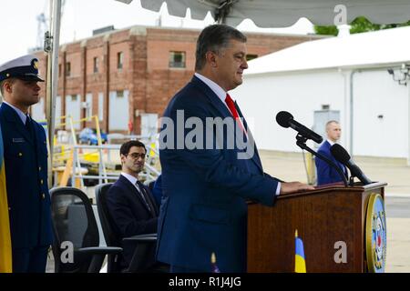 Der Präsident der Ukraine, Petro Poroschenko spricht bei einer Zeremonie zu Ehren der Umsetzung der Übertragung von zwei 110-Fuß-Fräser für die ukrainische Regierung auf der Coast Guard Yard in Baltimore, Sept. 27, 2018. Die Messer waren Insel klasse Patrouillenboote, die wertvollen Assets haben, die Küstenwache seit Jahrzehnten. Stockfoto