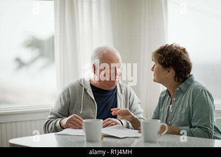 Senior paar Blick auf wichtige Dokumente. Stockfoto