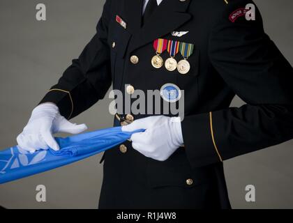 Mitglied der Vereinten Nationen Befehl Ehrengarde klappt eine Flagge während einer Rückführung Zeremonie am Joint Base Pearl Harbor-Hickam, New York, Sept. 27, 2018. Die Zeremonie zu 64 bleibt, dass während der gemeinsamen Verwertung zurückgewonnen wurden Repatriieren, wurden aber später festgestellt Südkoreanischen service Mitglieder zu sein. Stockfoto
