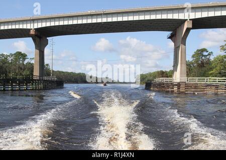 Hurrikan Florenz Landfall an Sept. 14, 2018 und der US-Armee Korps der Ingenieure Wilmington Bezirk begann Einschätzungen der betroffenen Bundes Ports in NC, Sept. 17, 2018. Als Teil der Bewertung, Taucher von Donjon Marine Company eingesetzt, um den Bereich der Schnee Sumpf Kanal mit dem Octopus Umfrage System sammeln Bilder in der Cape Fear River und identifizierte mehrere große Hindernisse, die vorher waren, erfasst durch Corps Umfrage Crews, wie große Steine. USACE und Donjon Marine fährt mit Multi-beam und Side Scan Vermessung der anderen Ziele gekennzeichnet, für mögliche Identifizierung und ein Stockfoto