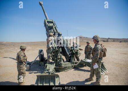 Us-Marines mit Indien Batterie, 3.Bataillon, 11 Marine Regiment, 1st Marine Division, werden auf ordnungsgemäße Wartung des M 777 155mm Haubitze Kanone während einer Kanone Section Chief Kurs an Artillerie Feuer Bereich 18, Marine Corps Base Camp Pendleton, Kalifornien, Sept. 27, 2018 ausgewertet. Die Section Chief ist für die Sicherheit eines jeden einzelnen Marine die Haubitze zusammen mit der Ausbildung und Erfahrung des Abschnitts verantwortlich. Stockfoto