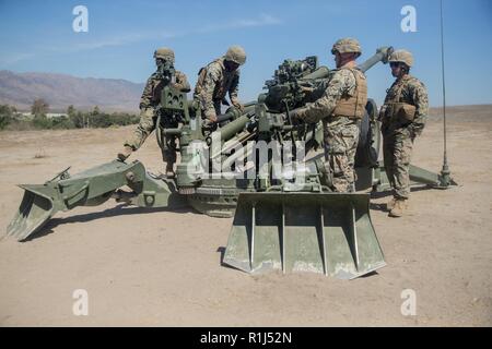 Us-Marines mit Indien Batterie, 3.Bataillon, 11 Marine Regiment, 1st Marine Division, führt eine praktische Anwendung Bewertung auf einer M 777 155mm Haubitze Kanone während einer Kanone Section Chief Kurs an Artillerie Feuer Bereich 18, Marine Corps Base Camp Pendleton, Kalifornien, Sept. 27, 2018. Die Section Chief ist für die Sicherheit eines jeden einzelnen Marine die Haubitze zusammen mit der Ausbildung und Erfahrung des Abschnitts verantwortlich. Stockfoto