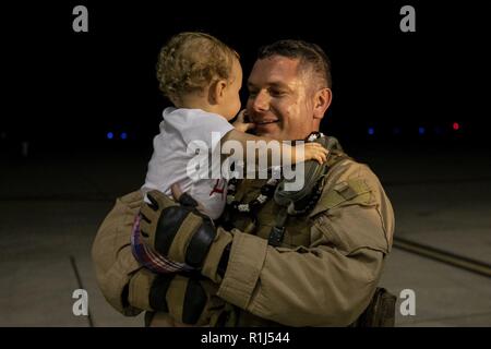 Us Marine Corps Kapitän John Campbell, ein MV-22 B Osprey aircraft Pilot mit Marine Medium Tiltrotor Squadron (VMM) 268, grüßt seinen Sohn nach der Rückkehr von einem Einsatz in Australien, Marine Corps Base Hawaii, Sept. 25, 2018. VMM-268 wurde in Australien für Marine Drehkraft Darwin für die letzten 6 Monate eingesetzt. Während dieser Rotation, sie beteiligte sich an zahlreichen Übungen in und um Australien mit verschiedenen Indopazifik Partner und Verbündete. III Marine Expeditionary Forces in Hawaii sind bereit, fähig, und relevant. Die eine Transpazifische Flüge von Marine Flugzeuge Grou durchgeführt Stockfoto