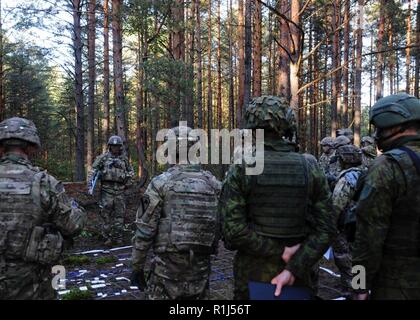 Soldaten der 1. Staffel zugewiesen, 7th Cavalry Regiment, 1st Armored Brigade Combat Team, 1.Kavallerie Division, und die Litauische mechanisierte Infanteriebrigade "Eisernen Wolf" Verhalten ein geländemodell Generalprobe vor einem multinationalen Kavallerie - live - Feuerwehr Übung in Pabrade Training Area, Litauen, Sept. 23, 2018. Stockfoto