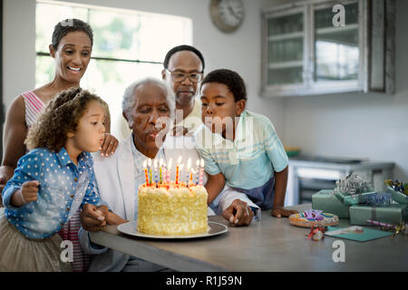 Familie feiern Geburtstag Stockfoto