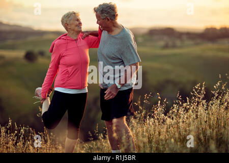 Reife Frau und älterer Mann Aufwärmen mit erstreckt sich bevor Sie sich für einen Lauf. Stockfoto