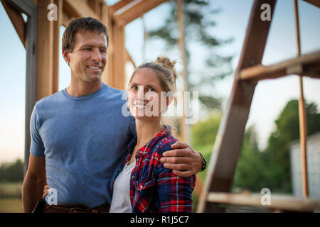 Glückliches junges Paar ihren ersten Home Gebäude. Stockfoto