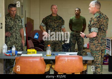 Us Marine Corps Generalmajor Vincent Coglianese, rechts, Commander, Marine Corps Installationen Befehl, spricht mit Marines läuft das Tierheim am 2. Marine Logisitcs Group Kaserne auf der Marine Corps Base Camp Lejeune, der 4. Oktober 2018. Gen. Coglianese besucht Marine Corps Base Camp Lejeune und WAB New River, um den Schaden zu beurteilen und festzustellen, Follow-on-Support für diese Anlagen' Wiederaufnahme Bemühungen von Hurrikan Florenz. Stockfoto