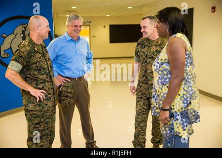 Us Marine Corps Generalmajor Vincent Coglianese, rechts, Commander, Marine Corps Installationen Befehl, spricht mit Frau Shelia Gilliard, rechts, Principal, Brewster mittlere Schule auf Marine Corps Base Camp Lejeune, der 4. Oktober 2018. Gen. Coglianese besucht Marine Corps Base Camp Lejeune und WAB New River, um den Schaden zu beurteilen und festzustellen, Follow-on-Support für diese Anlagen' Wiederaufnahme Bemühungen von Hurrikan Florenz. Stockfoto