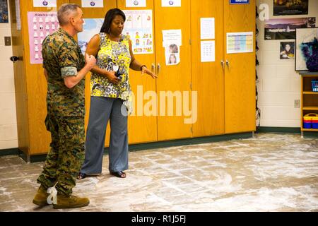 Us Marine Corps Generalmajor Vincent Coglianese, Links, Commander, Marine Corps Installationen Befehl, spricht mit Frau Shelia Gilliard, rechts, Principal, Brewster mittlere Schule auf Marine Corps Base Camp Lejeune, der 4. Oktober 2018. Gen. Coglianese besucht Marine Corps Base Camp Lejeune und WAB New River, um den Schaden zu beurteilen und festzustellen, Follow-on-Support für diese Anlagen' Wiederaufnahme Bemühungen von Hurrikan Florenz. Stockfoto