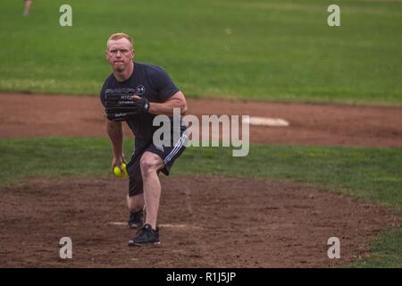 Us Marine Corps Sgt. Logan Junkin, Task Force San Francisco angefügte wirft den ersten Pitch des Spiels auf regionaler Softball Turnier in San Francisco Fleet Week 2018, Okt. 4. Die regionalen Softball Turnier ist ein Wettbewerb zwischen den militärischen, zivilen Rettungskräfte und andere Gast Teams jedes Jahr während der Flotte Woche statt. Veranstaltungen wie diese sind im gesamten Flotte Woche durchgeführt, starke Beziehungen zwischen dem Militär und der lokalen Gemeinschaft zu fördern. Stockfoto