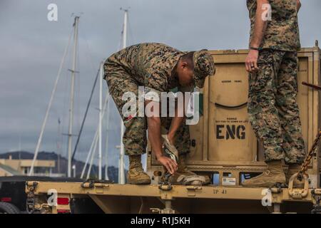 Us Marine Corps Cpl. Oren Delarosa, Task Force San Francisco angebracht, bereitet die Anlagen in San Francisco's Marina Grün für die humanitäre Hilfe Dorf und Wissenschaft, Technologie, Ingenieurwesen und Mathematik (STEM) Education Center in San Francisco Fleet Week 2018, Okt. 4 entladen. Die stammzellen Education Center gehören die militärische und zivile Organisationen mit interaktiven und statische wird angezeigt. Exponate gehören Robotik, Energie, Kommunikation und andere Stammzellen - Ähnliche Programme der Öffentlichkeit in San Francisco's Marina Grün, Oct 5-7 zur Verfügung. Stockfoto