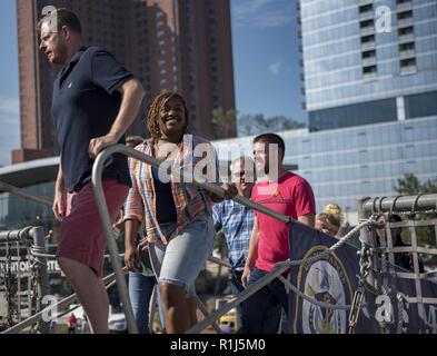 BALTIMORE (Okt. 4, 2018) Besucher Tour die Freiheit-Klasse USS Milwaukee Littoral Combat Ship (LCS 5) in Baltimore Inner Harbor während Maryland Fleet Week Air Show und Baltimore. MDFWASB ist Baltimore's Feier der sea Services und bietet die Möglichkeit für die Bürgerinnen und Bürger von Maryland und der Stadt Baltimore zu treffen Seemänner, Marinesoldaten und Küstenwache, sowie Sie aus erster Hand die neuesten Funktionen der heutigen Maritime Services. Stockfoto