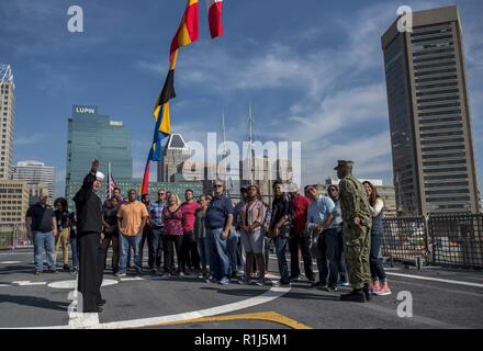 BALTIMORE (Okt. 4, 2018) Besucher Tour die Freiheit-Klasse USS Milwaukee Littoral Combat Ship (LCS 5) in Baltimore Inner Harbor während Maryland Fleet Week Air Show und Baltimore. MDFWASB ist Baltimore's Feier der sea Services und bietet die Möglichkeit für die Bürgerinnen und Bürger von Maryland und der Stadt Baltimore zu treffen Seemänner, Marinesoldaten und Küstenwache, sowie Sie aus erster Hand die neuesten Funktionen der heutigen Maritime Services. Stockfoto