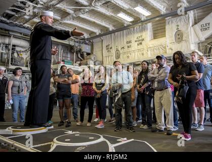 BALTIMORE (Okt. 4, 2018) Besucher Tour die Freiheit-Klasse USS Milwaukee Littoral Combat Ship (LCS 5) in Baltimore Inner Harbor während Maryland Fleet Week Air Show und Baltimore. MDFWASB ist Baltimore's Feier der sea Services und bietet die Möglichkeit für die Bürgerinnen und Bürger von Maryland und der Stadt Baltimore zu treffen Seemänner, Marinesoldaten und Küstenwache, sowie Sie aus erster Hand die neuesten Funktionen der heutigen Maritime Services. Stockfoto