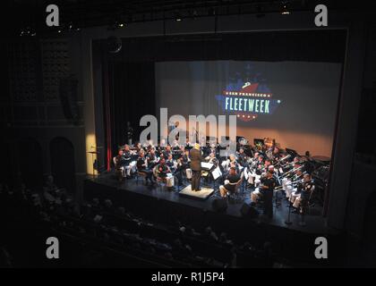 SAN FRANCISCO (Okt. 2010) 4, 2018) Marine Corps 1st Marine Division (1.) Band MARDIV führt zu einem 'Ehre den Gefallenen" Konzert in San Francisco Fleet Week (SFFW) 2018. SFFW ist eine Gelegenheit für die amerikanische Öffentlichkeit die Navy, Marine Corps und Küstenwache Teams zu treffen und America's Meer Dienstleistungen Erfahrung. Während der Fleet Week, service Mitglieder beteiligen sich an verschiedenen gemeinschaftlichen Service Veranstaltungen, Showcase Funktionen und Geräten für die Gemeinschaft, und die Gastfreundschaft von San Francisco und die Umgebung genießen. Stockfoto