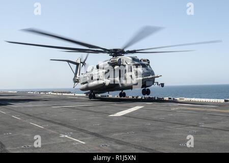 Arabische Meer (Okt. 2010) 4, 2018) - Ein CH-53E Super Stallion Hubschrauber, die an der "Elche" der Marine Medium Tiltrotor Squadron (VMM) 166 (verstärkt), landet auf dem Flugdeck der Wasp-Klasse amphibisches Schiff USS Essex (LL 2), die während einer planmäßigen Einsatz von Essex Amphibious Ready Group (ARG) und 13th Marine Expeditionary Unit (MEU). Das Essex ARG/13 MEU ist eine tödliche, flexibel, und anhaltende Navy-Marine Corps Team in die USA 5 Flotte Bereich der Maßnahmen zur Unterstützung der Marine im Einsatz für die Stabilität und Sicherheit in der Region zu gewährleisten, verbinden die Me Stockfoto