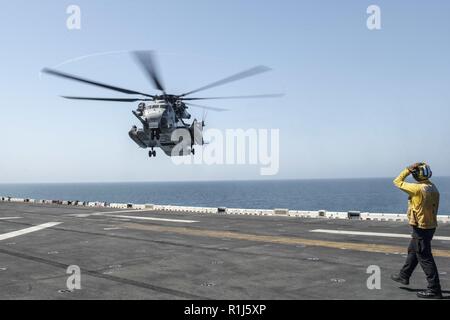 Arabische Meer (Okt. 2010) 4, 2018) - Ein CH-53E Super Stallion Hubschrauber, die an der "Elche" der Marine Medium Tiltrotor Squadron (VMM) 166 (verstärkt), bereitet auf dem Flugdeck der Wespe zu landen - Klasse amphibisches Schiff USS Essex (LL 2), die während einer planmäßigen Einsatz von Essex Amphibious Ready Group (ARG) und 13th Marine Expeditionary Unit (MEU). Das Essex ARG/13 MEU ist eine tödliche, flexibel, und anhaltende Navy-Marine Corps Team in die USA 5 Flotte Bereich der Maßnahmen zur Unterstützung der Marine im Einsatz für die Stabilität und Sicherheit in der Region zu gewährleisten, connec Stockfoto