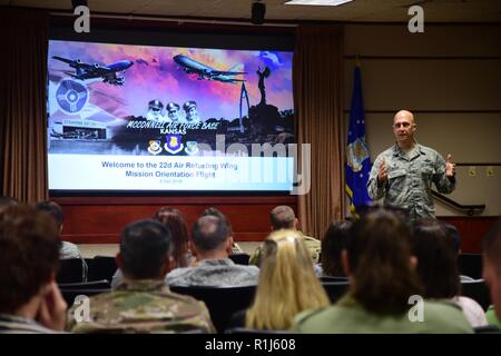 Oberst Josh Olson, 22 Luftbetankung Wing Commander, gibt die Eröffnung Kurzbeschreibung für die Mission Orientierung Flug der 4. Oktober 2018, McConnell Air Force Base, Kansas. Die 344 Air Refuelling Squadron bewirtete den Flug zu ermöglichen, in denen die Ehegatten eine militärische Mitglieder Luftbetankung zu erleben. Die ehegatten geprägt, mit Hemden und in der Lage zu lernen, wie sie ihre Flieger hilfe McConnell's Mission der Kampf zu tanken. Stockfoto