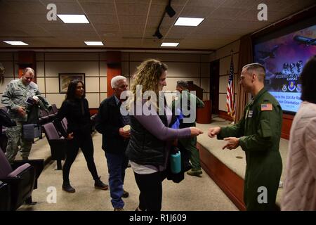 Oberst Robert Hanovich, 22 Operationen Gruppenkommandant, präsentiert militärischen Ehegatten mit einem Commander Münze der 4. Oktober 2018, McConnell Air Force Base, Kansas. Hanovich dankte Ehegatten mit Münzen für die Opfer, die sie als militärische Angehörigen. Stockfoto