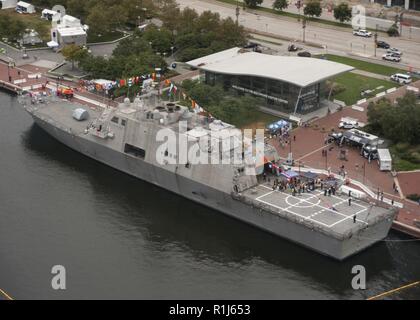 BALTIMORE (Okt. 5, 2018) Die Freiheit-Klasse USS Milwaukee Littoral Combat Ship (LCS5) empfängt Besucher während Maryland Fleet Week Air Show und Baltimore. MDFWASB ist Baltimore's Feier der sea Services und bietet die Möglichkeit für die Bürgerinnen und Bürger von Maryland und der Stadt Baltimore zu treffen Seemänner, Marinesoldaten und Küstenwache, sowie Sie aus erster Hand die neuesten Funktionen der heutigen Maritime Services. Stockfoto