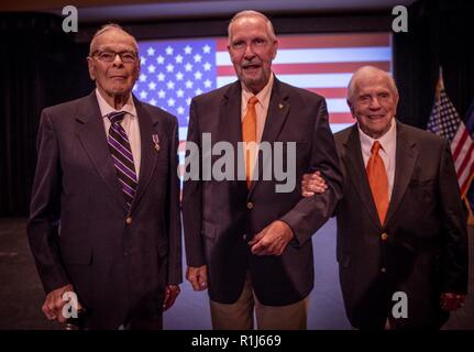 Pensionierte US-Army Oberst Ben Skardon, 101, (rechts) ein Überlebender des Bataan Death March und 1.255 Tage als Kriegsgefangener, Armee 1 Leutnant William Funchess, 90, (links) ein Überlebender von 1.038 Tagen als POW im koreanischen Krieg und Air Force Colonel Bill Austin, 80, (Mitte), eine F-4 Phantom Pilot, der Sie auf seinen 81st Mission überhaupt Vietnam erschossen wurde und 1.986 Tagen als POW, Chat während einer POW/MIA Anerkennung Zeremonie an der Clemson Universität, Oktober 4, 2018 überlebt. Alle drei Männer sind Clemson Alaune. Die Zeremonie wurde von Clemson Air Force ROTC statt. ( Stockfoto