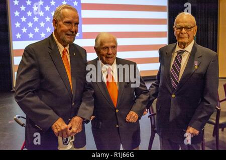 Pensionierte US-Army Oberst Ben Skardon, 101, (Mitte), ein Überlebender des Bataan Death March und 1.255 Tage als Kriegsgefangener, Armee 1 Leutnant William Funchess, 90, (rechts) ein Überlebender von 1.038 Tagen als POW im koreanischen Krieg und Air Force Colonel Bill Austin, 80, (links), eine F-4 Phantom Pilot, der Sie auf seinen 81st Mission überhaupt Vietnam erschossen wurde und 1.986 Tagen als POW, Chat während einer POW/MIA Anerkennung Zeremonie an der Clemson Universität, Oktober 4, 2018 überlebt. Die Zeremonie wurde von Clemson Air Force ROTC statt. ( Stockfoto