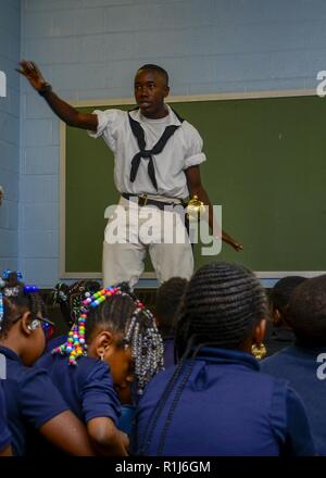 BALTIMORE, MD (Okt. 2010) 4, 2018) Seaman Jason Heder Petitfrere, von Carrefour, Haiti, auf USS Verfassung zugewiesen ist, interagiert mit Studenten in Harford Höhen Elementary School in Maryland Flotte Woche und Air Show Baltimore, 4. Oktober 2018. Maryland Flotte Woche und Air Show ist Baltimore Baltimore's Feier der sea Services und bietet die Möglichkeit für die Bürgerinnen und Bürger von Baltimore zu treffen Segler, Marines, und an der Küste der Scots Guards, sowie Sie aus erster Hand die neuesten Funktionen der heutigen Maritime Services. Stockfoto