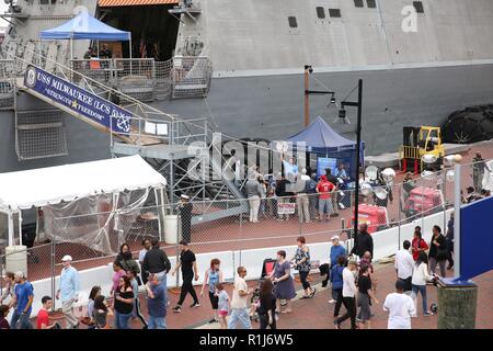 BALTIMORE (Okt. 6, 2018) Mike Jones, US-Flotte Kräfte Umwelt Planung und Ressourcen Abschnitt Kopf diskutiert an Bord, Kunststoff Verarbeitung mit Besuchern an tewards der U.S. Navy auf das Meer: die Verteidigung der Freiheit, den Schutz der Umwelt" Ausstellung in Maryland Fleet Week Air Show und Baltimore. Die Marine setzt alle Mittel zur Verfügung, um die potenziellen Umweltauswirkungen unserer Tätigkeiten ohne Gefährdung der Sicherheit unserer Matrosen oder Beeinträchtigung der Flotte Bereitschaft zu mildern. Stockfoto