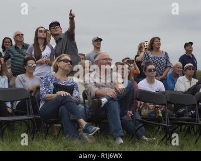 BALTIMORE (Okt. 6, 2018) Maryland Flotte Woche und Air Show Baltimore Besucher beobachten einen Air Show von Fort McHenry National Monument und historischen Schrein. MDFWASB ist Baltimore's Feier der sea Services und bietet die Möglichkeit für die Bürgerinnen und Bürger von Maryland und der Stadt Baltimore zu treffen Seemänner, Marinesoldaten und Küstenwache, sowie Sie aus erster Hand die neuesten Funktionen der heutigen Maritime Services. Stockfoto