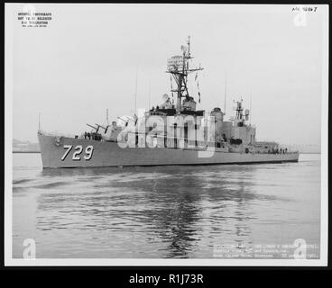 USS Lyman K. Swenson (DD -729) Beschreibung: Aus dem Mare Island Naval Shipyard, Kalifornien, 27. Januar 1961, im Anschluss an Ihre FRAM II Modernisierung. Hinweis Destroyer Squadron DesRon Neun (9) Insignia auf Ihrem mittschiffs Überbau Seite gemalt. Stockfoto