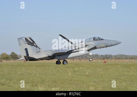 Us Air Force F-15C Eagle Kampfjets zum ersten Mal heute landete, Okt. 6, auf ukrainischem Boden in CLEAR SKY 2018 zu beteiligen. Die Übung fördert die regionale Stabilität und Sicherheit, während die Stärkung der Fähigkeiten der Partner und das Vertrauen. Die Ausbildung bei CLEAR SKY verbessert die Interoperabilität zwischen den teilnehmenden Ländern. Die F-15C geflogen von US Air Force Oberstleutnant Christopher Ridlon, Kommandant der 194th Fighter Squadron, California Air National Guard, landete an der Starokostiantyniv Air Base, wo die Mehrheit der multinationalen Übung mit ungefähr 950 Pe Stockfoto