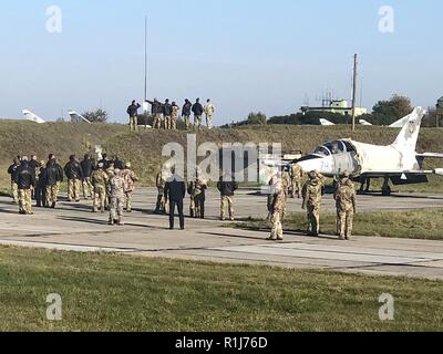 Ukrainische Fliegern zusehen, wie US Air Force F-15C Eagle Kampfjets Land zum ersten Mal auf ukrainischem Boden in CLEAR SKY 2018, Okt. 6 zu beteiligen. Die Übung fördert die regionale Stabilität und Sicherheit, während die Stärkung der Fähigkeiten der Partner und das Vertrauen. Die Ausbildung bei CLEAR SKY verbessert die Interoperabilität zwischen den teilnehmenden Ländern. Stockfoto