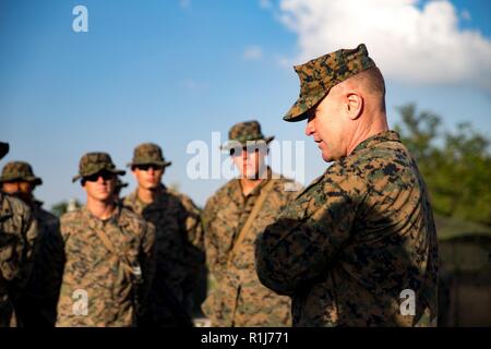 Us Marine Corps Brig. Gen. Chris McPhillips, der kommandierende General des 3. Marine Expeditionary Brigade, Adressen U.S. Marines Colonel Ernesto S. Ravina Air Base während KAMANDAG 2, Oktober 5., 2018. KAMANDAG 2 wird ein hohes Maß an Bereitschaft und Reaktionsfähigkeit zu erhalten. Stockfoto