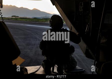 Us Marine Corps Staff Sgt. Joel Wright bereitet in der Clark Air Base, Philippinen zu landen, während KAMANDAG 2, Oktober 5, 2018. KAMANDAG 2 wird ein hohes Maß an Bereitschaft und Reaktionsfähigkeit zu erhalten. Wright ist mit Marine Medium Tiltrotor Squadron 262 bis 31 Marine Expeditionary Unit angeschlossen, III Marine Expeditionary Force. Stockfoto