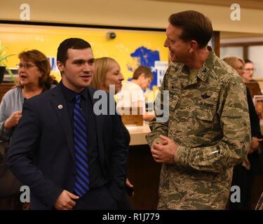 Senior Airman James Gilchrest und Oberst Bryan White, Commander 168 Flügel, Alaska Air National Guard, sprechen im Inneren Signers' Hall an der Universität von Alaska Fairbanks campus Donnerstag, 4. Oktober 2018. Gilchrest, Scots Guards auf die 268 Sicherheitskräfte Squadron an klaren AFS zugeordnet, ist Präsident der UAF Student Veterans Association und arbeitet an der Abteilung für Militärische und Veteran Dienstleistungen als VA Arbeit Studie teil. Zusätzlich zu, dass er ein Graduate Teaching Assistant für die Schule. Stockfoto