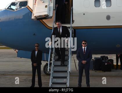 Us-Staatssekretär Michael R. Pompeo landet am Osan Flughafen, der Republik Korea, Oktober 7, 2018. Pompeo kam zu Südkorea als Teil seines Besuchs in Ostasien, Japan, Demokratische Volksrepublik Korea und China aufgenommen. Stockfoto