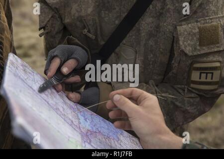 Neuseeland Armee Lance Cpl. Jonathan Sorenson und US Marine Sgt. Tyler Marino Positionen auf einer Karte während der Übung Joint Assault Signale Firma Schwarz, Waiouru, Neuseeland, Okt. 4, 2018 benennen. Sorenson, ein Eingeborener von Christchurch, Neuseeland, ist ein Abschnitt, der zweite mit 2 Engineer Regiment, 3 Staffel, 1 NZ Brigade. Marino, ein Eingeborener von Columbus, Ohio, ist ein Teamleiter mit 1St Brigade, 5 Air Naval Geschützfeuer Liaison Firma, III Marine Expeditionary Force Information Group, III MEF. Ingenieure und IT-Analysten mit der Neuseeländischen Armee gebildet Brand Teams w Stockfoto