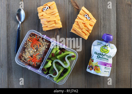 Eine gesunde Schule Mittagessen mit Buddy Früchte während der Halloween Jahreszeit Stockfoto