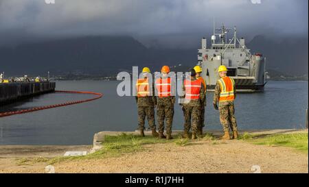 Us-Marines mit Combat Logistik Battlion 3 (CLB-3) Guide in einem logistischen Support Vessel (LSV) zum Andocken an der Marina auf der Marine Corps Base Hawaii, Kaneohe Bay, Oktober 7, 2018. Das Zahnrad und die Geräte geladen wird, wird auch auf der grossen Insel von Hawaii für Übung Bougainville II. transportiert werden. Stockfoto