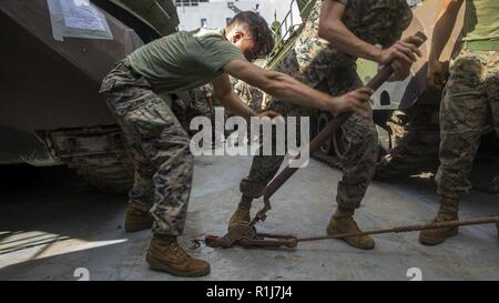 Us-Marines mit Combat Assault Firma, 3. Marine Regiment, 3rd Marine Division sicheren Angriff amphibischen Fahrzeugen auf dem Deck eines Schiffes logistische Unterstützung (LSV) an der Marina auf der Marine Corps Base Hawaii, Kaneohe Bay, Oktober 7, 2018. Das Zahnrad und die Geräte geladen wird, wird auch auf der grossen Insel von Hawaii für Übung Bougainville II. transportiert werden. Stockfoto