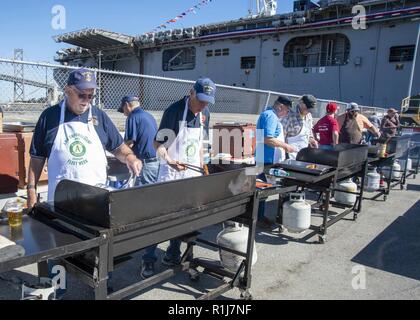 SAN FRANCISCO (Okt. 2010) 7, 2018) die Mitglieder der Navy League von Oakland bereiten Sie Mahlzeiten für Matrosen und Marines, die Amphibisches Schiff USS BONHOMME RICHARD (LHD6), während San Francisco Fleet Week 2018 zugeordnet. San Francisco Fleet Week ist eine Möglichkeit für die amerikanische Öffentlichkeit die Navy, Marine Corps und Küstenwache Teams zu treffen und America's Meer Dienstleistungen Erfahrung. Während der Fleet Week, service Mitglieder beteiligen sich an verschiedenen gemeinschaftlichen Service Veranstaltungen, Showcase Funktionen und Geräten für die Gemeinschaft, und die Gastfreundschaft von San Francisco und die Umgebung genießen. Stockfoto