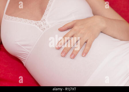 Schwangere womans Bauch mit Hand auf es Stockfoto