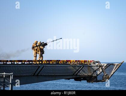 Us Marine Corps Sgt. Jade Woodend, Bataillon Landung Team 3/1 zugeordnet, Brände ein FIM-92 Stinger zielüberwachung Rakete aus dem Flight Deck der Wasp-Klasse amphibisches Schiff USS Essex (LL 2), die während einer planmäßigen Einsatz von Essex Amphibious Ready Group (ARG) und 13th Marine Expeditionary Unit (MEU) im Arabischen Meer Okt. 7, 2018. Das Essex ARG/13 MEU ist eine tödliche, flexibel, und anhaltende Navy-Marine Corps Team in die USA 5 Flotte Bereich der Maßnahmen zur Unterstützung der Marine im Einsatz für die Stabilität und Sicherheit in der Region zu gewährleisten, Stockfoto