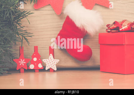 Weihnachten arrangement mit roten Boot Geschenk und Holz- Sterne und Tannenbaum Stockfoto