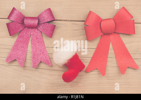 Weihnachten arrangement mit rosa und rote Schleifen und roten Boot Stockfoto