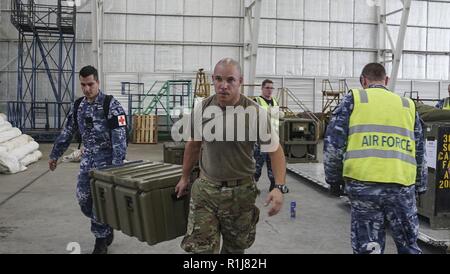 Us Air Force Tech Sgt. Elieser Ribeiro, 36 Contingency Response Group Wartung des Fahrzeugs NCO bei der Andersen Air Force Base, hilft bei der Royal Australian Air Force medizinisches Personal offload liefert in Balikpapan, Indonesien. Die indonesische Regierung und die US-Agentur für Internationale Entwicklung arbeiten neben acht Ländern Agenturen und ausländischen Militärs, Verbrauchsmaterial, Luftbrücke, Unterkunft und medizinische Unterstützung erreichen die Betroffenen. Stockfoto